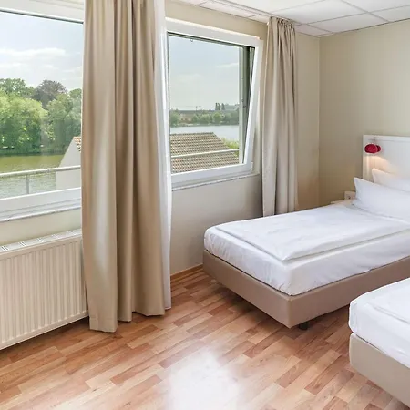 Hotel am Schloß Köpenick by Golden Tulip-3
